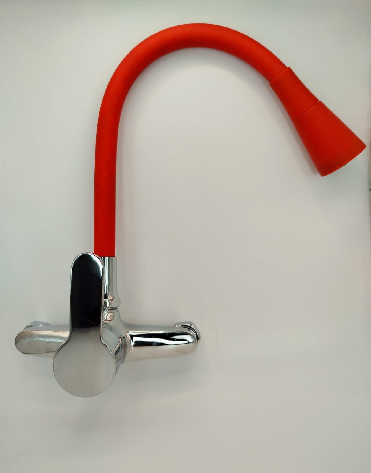 MEZCLADORA MONOCOMANDO PARED CON
PICO FLEXIBLE ROJO